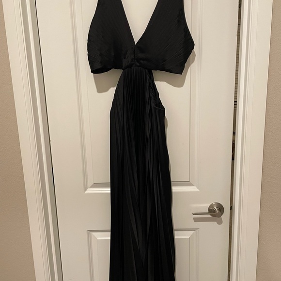 The A&F Giselle Pleated Cut Out Maxi Dress - Picture 2 of 5